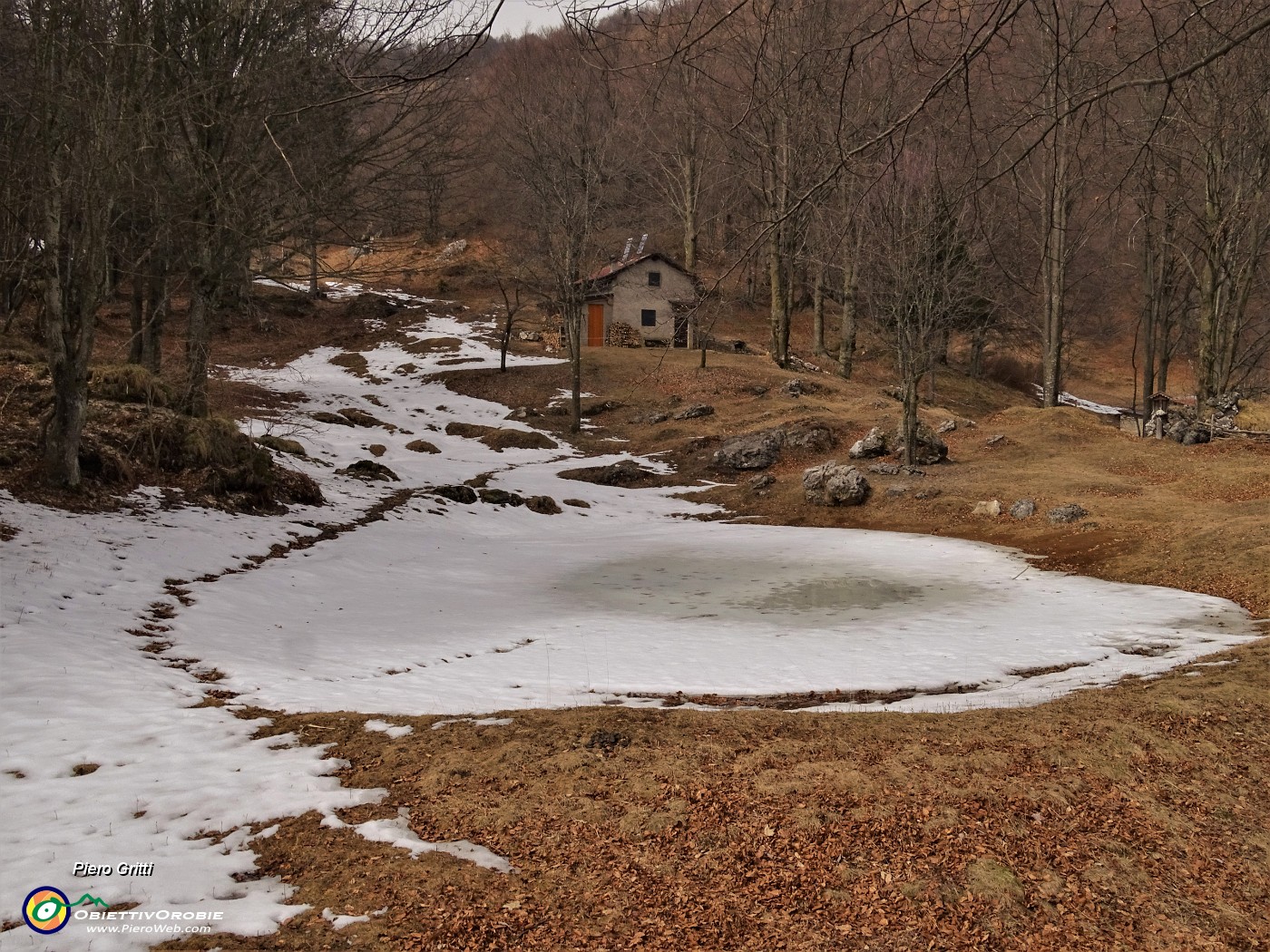 03 Rimasuglio di neve alla Baita Bassa del Sornadello (1370 m).JPG